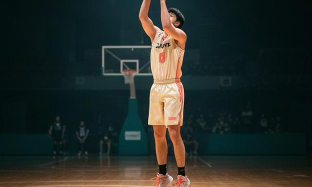 照明が落ち着いた体育館でシュートを放つＢリーグ選手