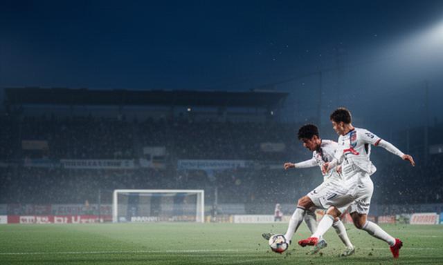 夜のサッカー場で攻守が切り替わるＪリーグの試合風景